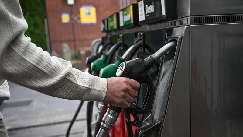 302c5ff0 53d5 11f1 8a2e c1781efb369b.jpg - UK waters down new Russian oil sanctions as fuel prices rise